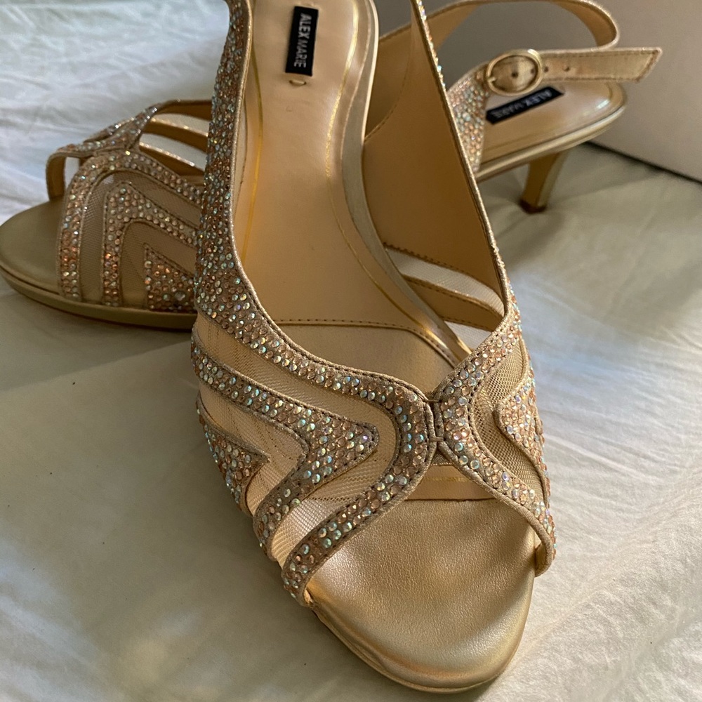 NW/OT Alex Marie Jeweled Kitten Heel